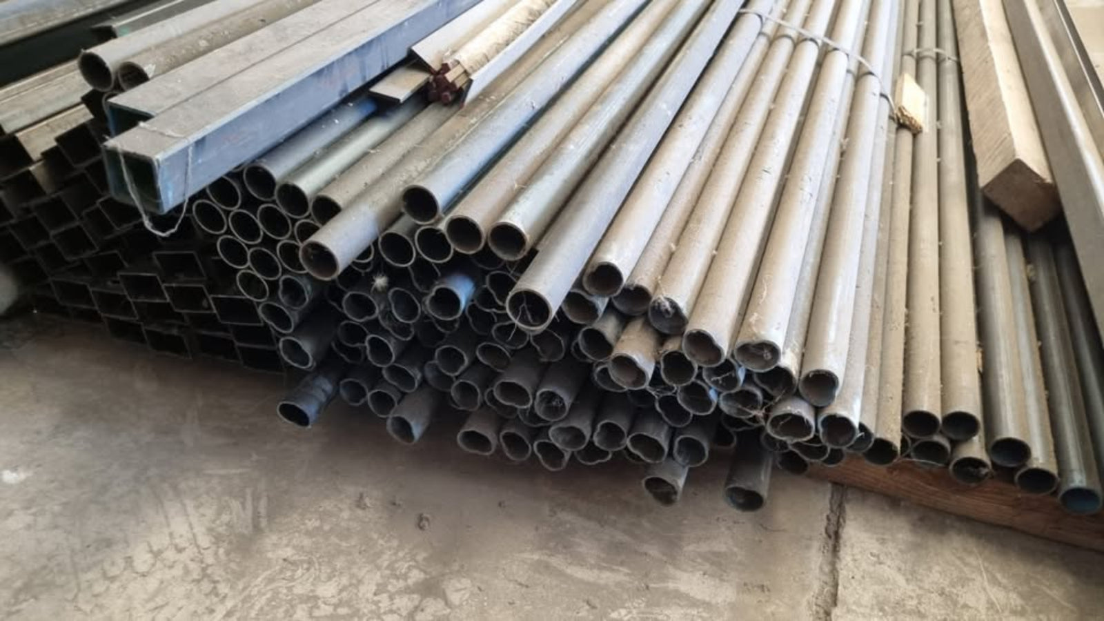 Fierro Angulo Laminado 40x3.0 (1" 1/2" X 1/8) Tira 6 Mts.